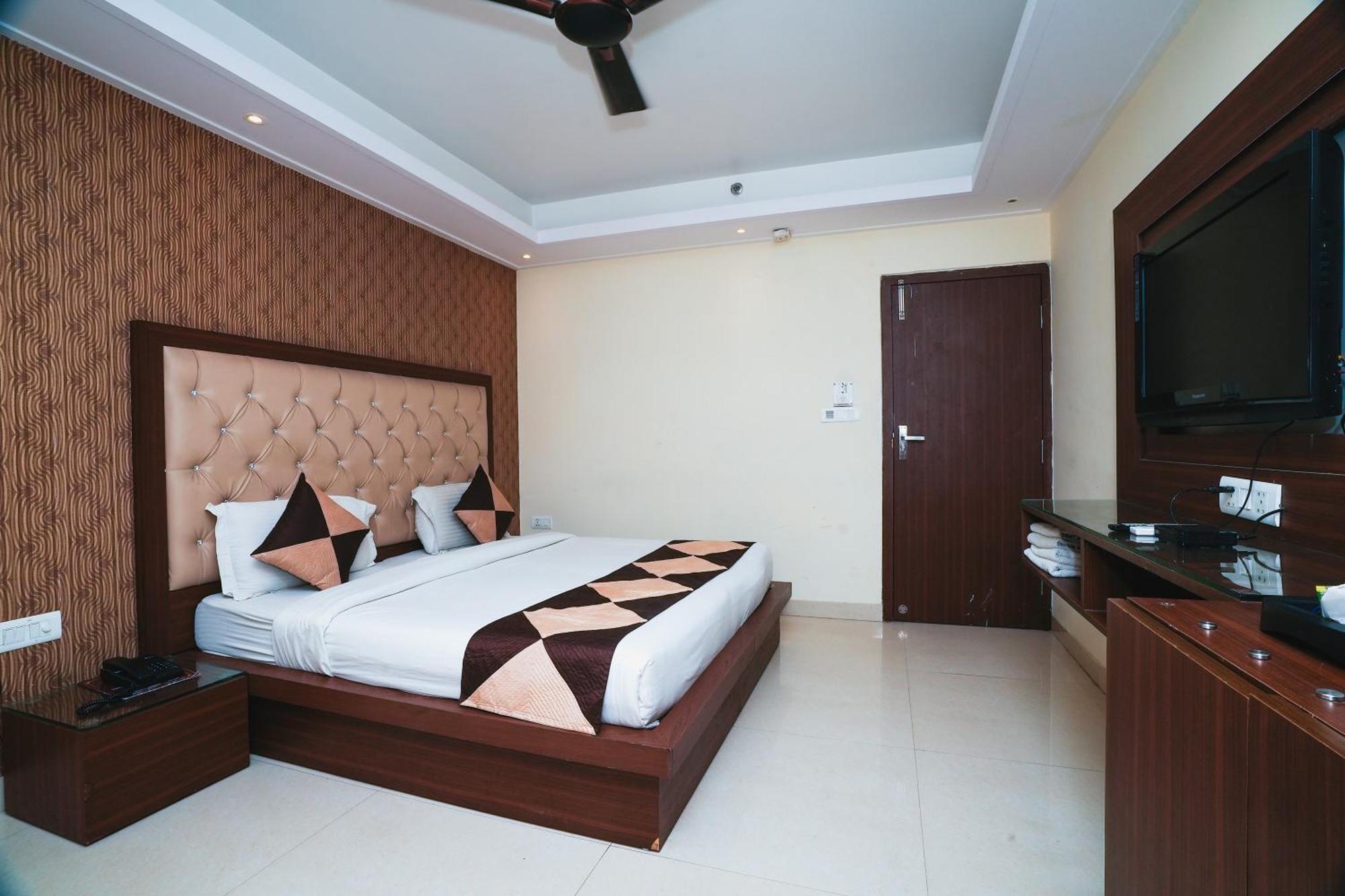 Hotel B Continental Delhi  Exterior foto